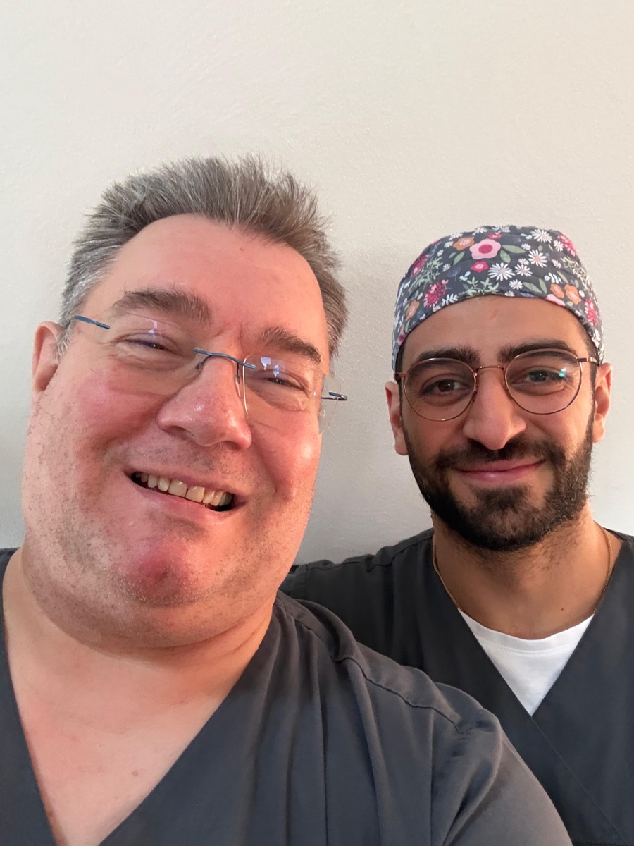 Dr. Korte mit Kollege im Behandlungszimmer